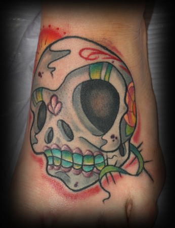 MEMPHIS - gray sugar skull on foot